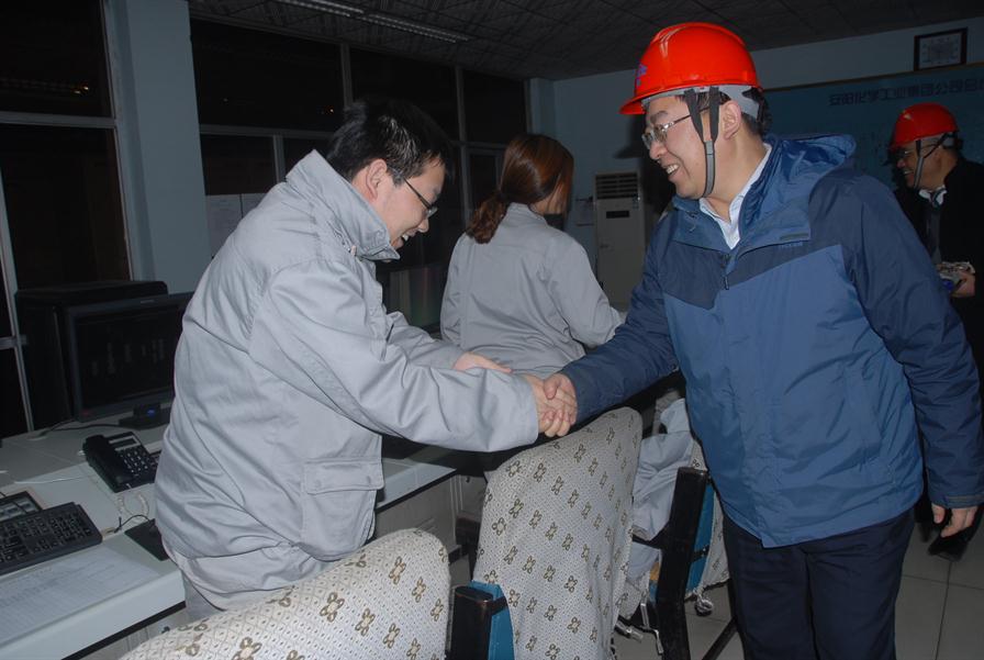 安化集團公司領導慰問春節堅守崗位的干部職工2